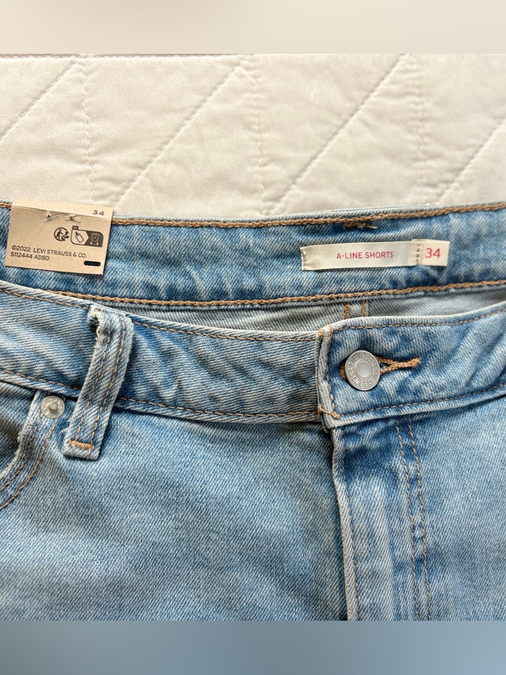 Levi's Premium A-Line Mid Rise Light Wash Denim Shorts - Size 34 NWT - Picture 3 of 9